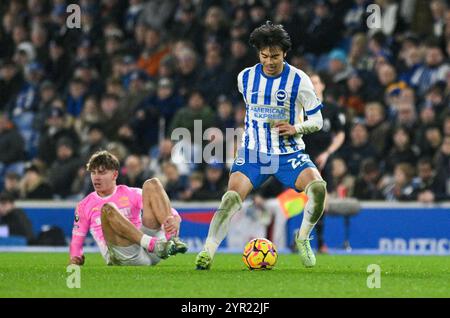 Kaoru Mitoma aus Brighton am Ball während des Premier League-Spiels zwischen Brighton und Hove Albion und Southampton im American Express Stadium , Brighton , Großbritannien - 29. November 2024 - Foto Simon Dack / Teleobjektive nur redaktionelle Verwendung. Kein Merchandising. Für Football Images gelten Einschränkungen für FA und Premier League, inc. Keine Internet-/Mobilnutzung ohne FAPL-Lizenz. Weitere Informationen erhalten Sie bei Football Dataco Stockfoto