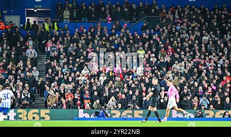 Southampton-Fans während des Premier League-Spiels zwischen Brighton und Hove Albion und Southampton im American Express Stadium, Brighton, Großbritannien - 29. November 2024 - Foto Simon Dack / Teleobjektive nur redaktionelle Verwendung. Kein Merchandising. Für Football Images gelten Einschränkungen für FA und Premier League, inc. Keine Internet-/Mobilnutzung ohne FAPL-Lizenz. Weitere Informationen erhalten Sie bei Football Dataco Stockfoto