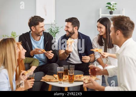 Freunde essen Pizza und trinken Alkohol während Einer Party zu Hause Stockfoto