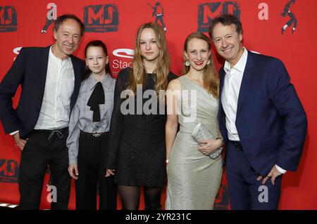 Frederik Braun mit Töchtern Greta und Johanna und Gerrit Braun mit Ehefrau Michaela bei der Premiere des Musicals MJ - das Michael Jackson Musical im Stage Theater an der Elbe. Hamburg, 01.12.2024 *** Frederik Braun mit den Töchtern Greta und Johanna und Gerrit Braun mit Frau Michaela bei der Premiere des Musicals MJ das Michael Jackson Musical am Stage Theater an der Elbe Hamburg, 01 12 2024 Foto:xgbrcix/xFuturexImagex mj 4248 Stockfoto