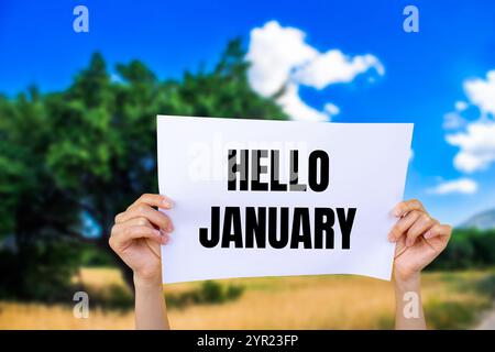 Hallo januar-Nachricht auf Whitepaper mit Naturhintergrund. Konzeptionelles Hallo januar-Symbol. Kopierbereich. Stockfoto