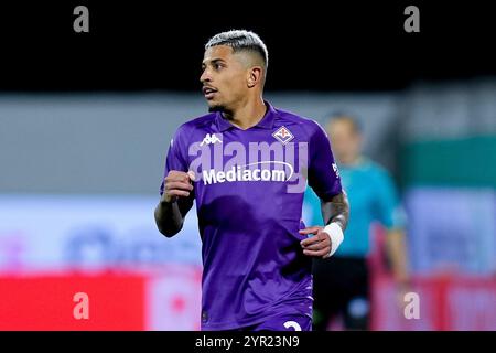 Florenz, Italien. Dezember 2024. Dodo von ACF Fiorentina während des Serie A Enilive Spiels zwischen ACF Fiorentina und FC Internazionale im Stadio Artemio Franchi am 1. Dezember 2024 in Florenz. Quelle: Giuseppe Maffia/Alamy Live News Stockfoto