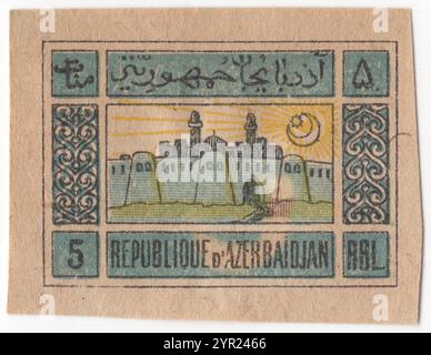 ASERBAIDSCHAN — 1919: 5 Rubel blaue, bister und schwarze Briefmarke der Nationalrepublik mit Panoramablick auf die Altstadt von Baku, die Hauptstadt von Aserbaidschan. Sonne, Halbmond und Stern. Die Demokratische Republik Aserbaidschan erklärte 1918 ihre Unabhängigkeit von der Demokratischen Föderativen Republik Transkaukasiens und wurde der erste säkulare demokratische Staat mit muslimischer Mehrheit. 1920 wurde das Land als Aserbaidschanische SSR in die Sowjetunion eingegliedert. Die aserbaidschanischen Briefmarken wurden 1923 durch die der transkaukasischen Föderativen Republiken ersetzt Stockfoto