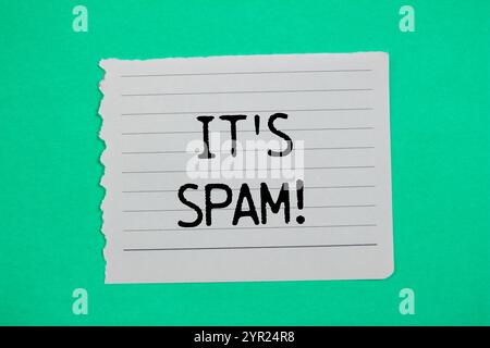 Es ist eine Spam-Nachricht, geschrieben auf zerrissenem Papier mit grünem Hintergrund. Konzeptionell ist das Spam-Symbol. Kopierbereich. Stockfoto
