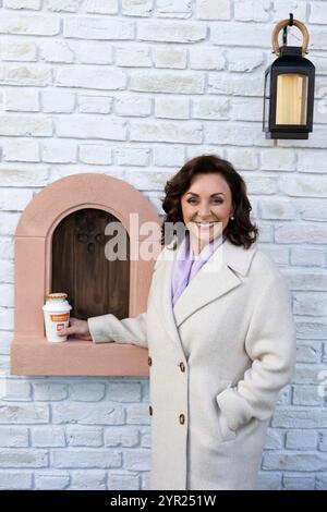 Shirley Ballas enthüllt „Magical Hackkuchen Window“ in London, das von Sainsbury's in Zusammenarbeit mit Comic Relief im Rahmen einer landesweiten Initiative, einschließlich Eröffnungen in Manchester, Birmingham und Newcastle, kreiert wurde, um Mince Pie und warmen Gewürztee kostenlos zu verschenken. Bilddatum: Montag, 2. Dezember 2024. Stockfoto