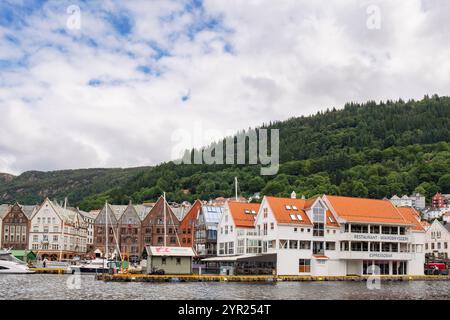 Historisches Fiskerestaurant in einem traditionellen Holzgebäude am Hafen von Torget in Bergen, Hordaland, Norwegen, Skandinavien, Europa Stockfoto