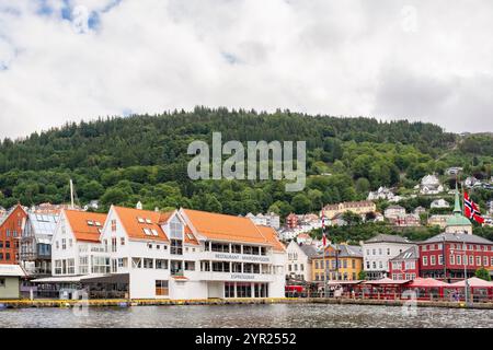 Historisches Fiskerestaurant in einem traditionellen Holzgebäude am Hafen von Torget in Bergen, Hordaland, Norwegen, Skandinavien, Europa Stockfoto