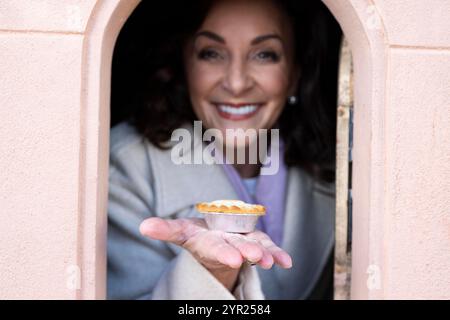 Shirley Ballas enthüllt „Magical Hackkuchen Window“ in London, das von Sainsbury's in Zusammenarbeit mit Comic Relief im Rahmen einer landesweiten Initiative, einschließlich Eröffnungen in Manchester, Birmingham und Newcastle, kreiert wurde, um Mince Pie und warmen Gewürztee kostenlos zu verschenken. Bilddatum: Montag, 2. Dezember 2024. Stockfoto