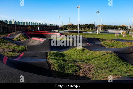 Der kürzlich errichtete Skatepark, die Pumpbahn und die Rollerflächen sind jetzt im Hove Beach Park in Brighton, Sussex UK, in Betrieb Stockfoto