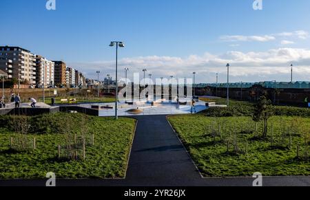 Der kürzlich errichtete Skatepark, die Pumpbahn und die Rollerflächen sind jetzt im Hove Beach Park in Brighton, Sussex UK, in Betrieb Stockfoto