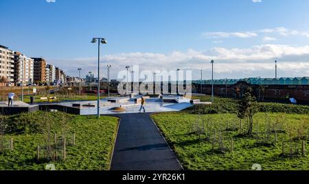 Der kürzlich errichtete Skatepark, die Pumpbahn und die Rollerflächen sind jetzt im Hove Beach Park in Brighton, Sussex UK, in Betrieb Stockfoto