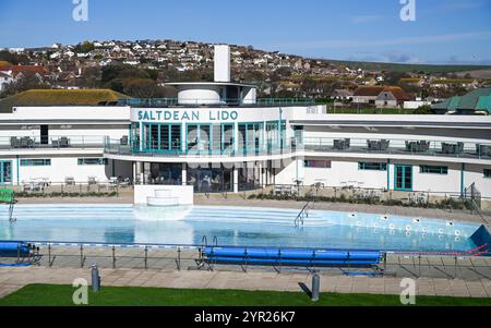 Das kürzlich renovierte Saltdean Lido in der Nähe von Brighton, Sussex UK das Lido ist ein berühmtes Art déco-Gebäude, das von R.W.H. Jones entworfen wurde. Stockfoto