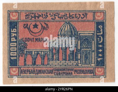 ASERBAIDSCHAN — 1922: 1000 Rubel dunkelblau und rosa Briefmarke der Sozialistischen Sowjetrepublik, die die Halle des Gerichts in Baku darstellt. Die Demokratische Republik Aserbaidschan erklärte 1918 ihre Unabhängigkeit von der Demokratischen Föderativen Republik Transkaukasiens und wurde der erste säkulare demokratische Staat mit muslimischer Mehrheit. 1920 wurde das Land als Aserbaidschanische SSR in die Sowjetunion eingegliedert. Die aserbaidschanischen Briefmarken wurden 1923 durch die der transkaukasischen Föderativen Republiken ersetzt Stockfoto