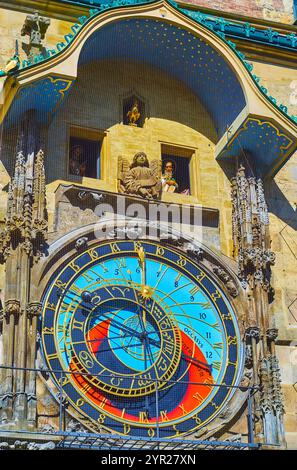 Genießen Sie die Vorstellung mit bewegten Figuren auf der astronomischen Uhr Prags Orloj auf dem Rathausturm, Prag, Tschechien Stockfoto