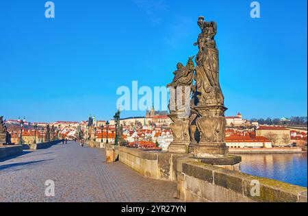 Die mittelalterlichen Statuen der Madonna und des Heiligen Bernhard auf der Karlsbrücke vor der Moldau und dem Veitsdom in Prag, Tschechien Stockfoto