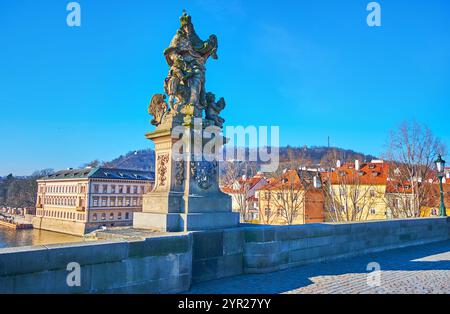 Die Statue von St. Ludmila und St. wenzel als Kind auf der mittelalterlichen Karlsbrücke gegen die Häuser von Mala Strana und Petrin Hill, Prag, Czec Stockfoto