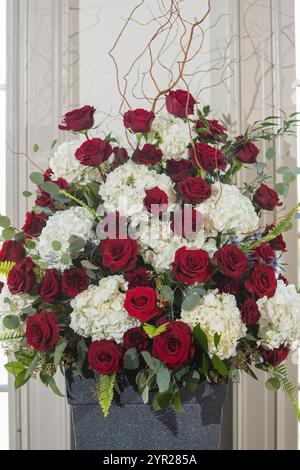 Riesige Hochzeitsstrauß mit roten Rosen und weißen Blumen – elegantes Blumenarrangement für die Hochzeitsdekoration Stockfoto