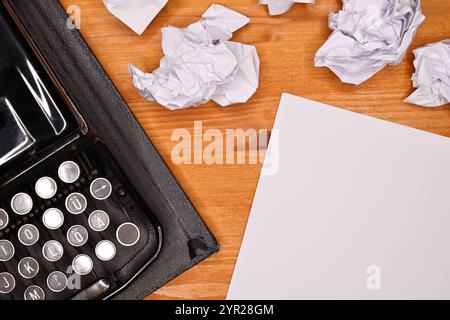 Alte Vintage Schreibmaschine und Papier als Kopierraum, Draufsicht Stockfoto