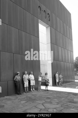 Touristen, die das Oklahoma City National Memorial in Oklahoma City, Oklahoma, USA besuchen, um über die Hommage an die Opfer der Bombenanschläge von 1995 nachzudenken. Stockfoto