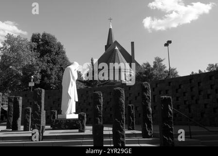 Die „Jesus weinte“-Statue am Oklahoma City National Memorial, Oklahoma, USA, ist eine ergreifende Hommage an die Opfer des Bombenanschlags von 1995. Stockfoto