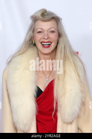 Hollywood, ca. 1. Dezember 2024. Frances Fisher beim 92. Jahrestag der Hollywood Christmas Parade am 1. Dezember 2024 als Unterstützung für Marine Toys for Tots auf dem Hollywood Blvd in Hollywood, Kalifornien. Quelle: Faye Sadou/Media Punch/Alamy Live News Stockfoto