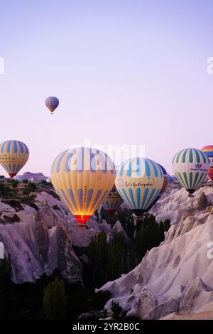 Heißluftballons in Kappadokien am frühen Morgen Stockfoto