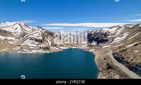 Aus der Vogelperspektive auf Paso Pehuenche (Maule Lagune). Internationale Grenze Argentinien - Chile Stockfoto