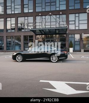 Lexus LS Limousine vor einem Bürogebäude. Seitenansicht des Executive Car in der Nähe des Business Centers. Stockfoto
