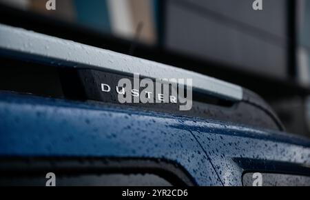 Nahaufnahme des Dachträgers von blauem Renault ( Dacia ) Duster. Seitenansicht des Dachträgers des Autos an regnerischem Tag. Stockfoto