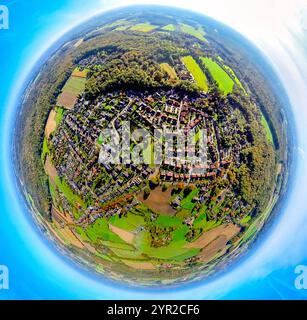 AUFZEICHNUNGSDATUM NICHT ANGEGEBEN Luftbild, Stadtzentrum und Ortsansicht Cappenberg Wohngebiet umgeben von Wald, Erdkugel, Fisheye Aufnahme, Fischaugen Aufnahme, 360 Grad Aufnahme, winzige Welt, kleiner Planet, Fischaugenbild, Cappenberg, Selm, Ruhrgebiet, Nordrhein-Westfalen, Deutschland ACHTUNGxMINDESTHONORARx60xEURO *** Luftaufnahme, Stadtzentrum und Blick auf Cappenberg Wohngebiet umgeben von Wald, Erdkugel, Fischaugenbild, 360-Grad-Bild, winzige Welt, kleiner Planet, Fischaugenbild, Cappenberg, Selm, Ruhrgebiet, Nordrhein-Westfalen, Deutschland ACHTUNGxMINDESTHONORARx60xEURO Stockfoto