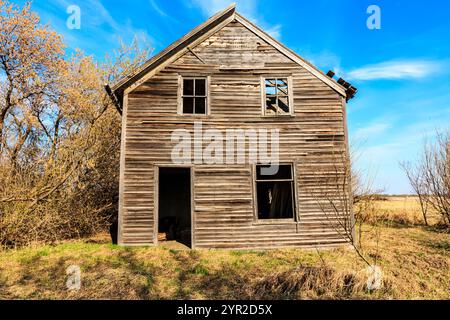 Ein großes, altes Holzhaus mit vielen Fenstern. Das Haus ist leer und verlassen Stockfoto