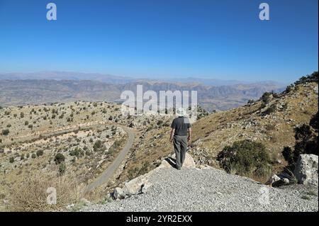 Touristen, die den Blick auf die Berge vom ehemaligen Sommerpalast von Saddam Hussein im Irak bewundern Stockfoto