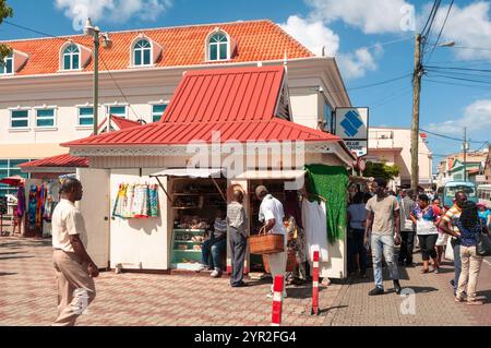 St. George's, Grenada - 4. Januar 2018: Eine geschäftige Marktszene mit Händlern und Käufern vor einem kleinen Geschäft. Stockfoto