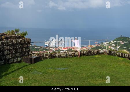 St. George's, Grenada - 4. Januar 2018: Ein Besucher genießt die malerische Aussicht von Fort Frederick mit Blick auf den Hafen und ein Kreuzfahrtschiff. Stockfoto