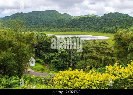 St. George's, Grenada - 4. Januar 2018: Malerischer Blick auf die üppige grüne Landschaft mit Hügeln und einem kleinen See. Stockfoto