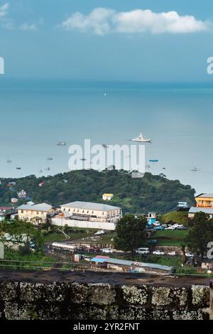 St. George's, Grenada - 4. Januar 2018: Ein Blick auf die Küstenstadt mit Booten, die im ruhigen Meer verankert sind, umgeben von üppigem Grün. Stockfoto