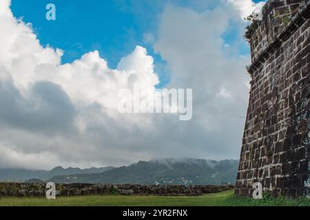 St. George's, Grenada - 4. Januar 2018: Fort Frederick mit üppigem Grün und dramatischen Wolken im Hintergrund. Stockfoto
