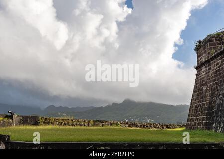 St. George's, Grenada - 4. Januar 2018: Fort Frederick mit üppigem Grün und dramatischen Wolken im Hintergrund. Stockfoto