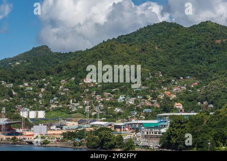 St. George's, Grenada - 4. Januar 2018: Ein malerischer Blick auf die üppigen Hügel und farbenfrohen Häuser von St. George's, Grenada. Stockfoto
