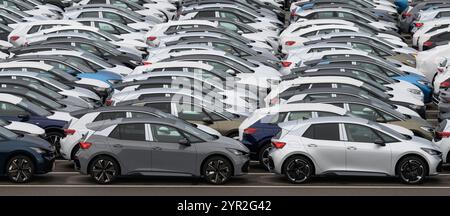 Zwickau, Deutschland. Dezember 2024. Auf einem Parkplatz im Volkswagen-Werk warten neue Autos auf die Lieferung. Im Werk Zwickau werden ausschließlich vollelektrische Fahrzeuge der Marken des VW-Konzerns hergestellt. Quelle: Hendrik Schmidt/dpa/Alamy Live News Stockfoto