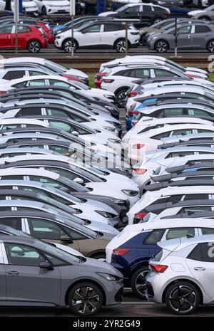 Zwickau, Deutschland. Dezember 2024. Auf einem Parkplatz im Volkswagen-Werk warten neue Autos auf die Lieferung. Im Werk Zwickau werden ausschließlich vollelektrische Fahrzeuge der Marken des VW-Konzerns hergestellt. Quelle: Hendrik Schmidt/dpa/Alamy Live News Stockfoto