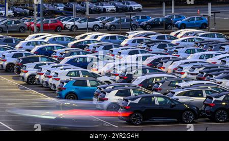 Zwickau, Deutschland. Dezember 2024. Auf einem Parkplatz im Volkswagen-Werk warten neue Autos auf die Lieferung. Im Werk Zwickau werden ausschließlich vollelektrische Fahrzeuge der Marken des VW-Konzerns hergestellt. Quelle: Hendrik Schmidt/dpa/Alamy Live News Stockfoto