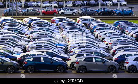 Zwickau, Deutschland. Dezember 2024. Auf einem Parkplatz im Volkswagen-Werk warten neue Autos auf die Lieferung. Im Werk Zwickau werden ausschließlich vollelektrische Fahrzeuge der Marken des VW-Konzerns hergestellt. Quelle: Hendrik Schmidt/dpa/Alamy Live News Stockfoto