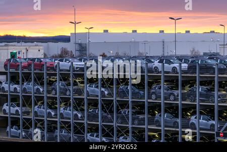 Zwickau, Deutschland. Dezember 2024. Neue Autos warten auf die Lieferung in einer Parkgarage auf dem Gelände des Volkswagen Werks. Im Werk Zwickau werden ausschließlich vollelektrische Fahrzeuge der Marken des VW-Konzerns hergestellt. Quelle: Hendrik Schmidt/dpa/Alamy Live News Stockfoto