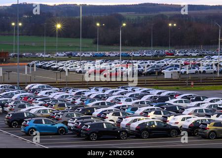 Zwickau, Deutschland. Dezember 2024. Auf einem Parkplatz im Volkswagen-Werk warten neue Autos auf die Lieferung. Im Werk Zwickau werden ausschließlich vollelektrische Fahrzeuge der Marken des VW-Konzerns hergestellt. Quelle: Hendrik Schmidt/dpa/Alamy Live News Stockfoto