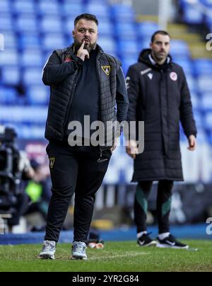 Mitch Austin, Stadtrat von Harborough, ist beim zweiten Spiel des Emirates FA Cup im Select Car Leasing Stadium in Reading auf der Touchline. Bilddatum: Sonntag, 1. Dezember 2024. Stockfoto