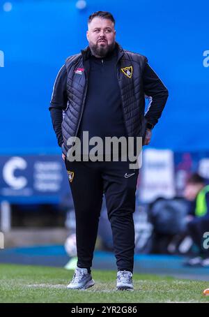 Mitch Austin, Stadtrat von Harborough, ist beim zweiten Spiel des Emirates FA Cup im Select Car Leasing Stadium in Reading auf der Touchline. Bilddatum: Sonntag, 1. Dezember 2024. Stockfoto