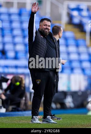 Mitch Austin, Stadtrat von Harborough, ist beim zweiten Spiel des Emirates FA Cup im Select Car Leasing Stadium in Reading auf der Touchline. Bilddatum: Sonntag, 1. Dezember 2024. Stockfoto