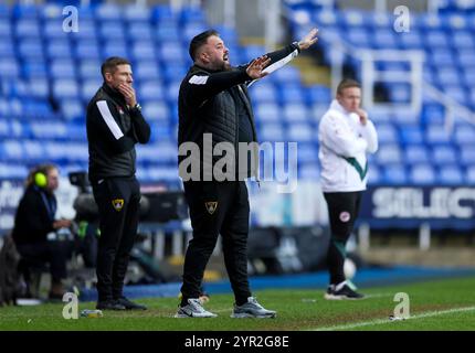 Mitch Austin, Stadtrat von Harborough, ist beim zweiten Spiel des Emirates FA Cup im Select Car Leasing Stadium in Reading auf der Touchline. Bilddatum: Sonntag, 1. Dezember 2024. Stockfoto