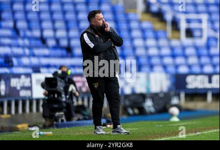 Mitch Austin, Stadtrat von Harborough, ist beim zweiten Spiel des Emirates FA Cup im Select Car Leasing Stadium in Reading auf der Touchline. Bilddatum: Sonntag, 1. Dezember 2024. Stockfoto